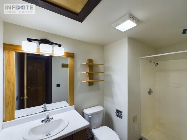Building Photo - Comfortable 2 bedroom and 3 bathroom in Bi...