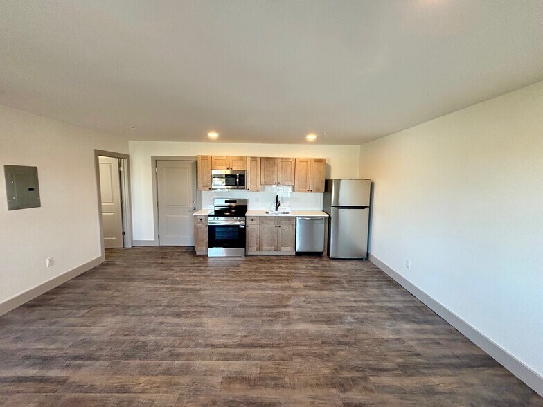 1BR, 1BA - Kitchen/Living - 747 Pontiac