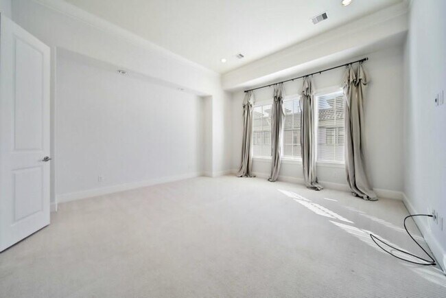 Building Photo - 3913 Gramercy St