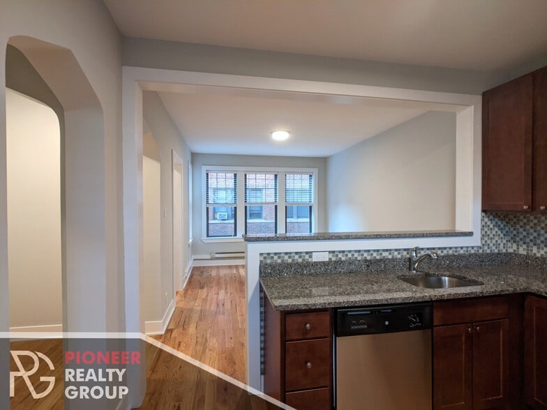 Building Photo - 4417 N Wolcott Ave