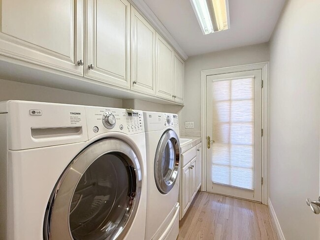 Building Photo - 1526 Hillview Dr