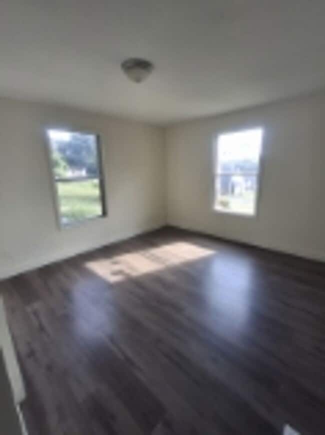 Building Photo - Peaceful suburban lifestyle yet easy commu...
