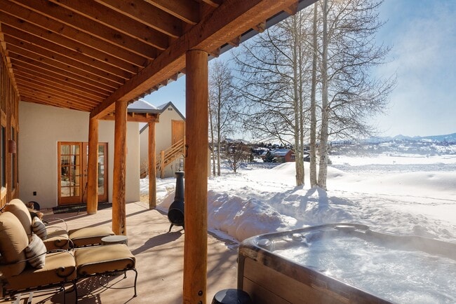 Building Photo - 661 Green Meadow Dr