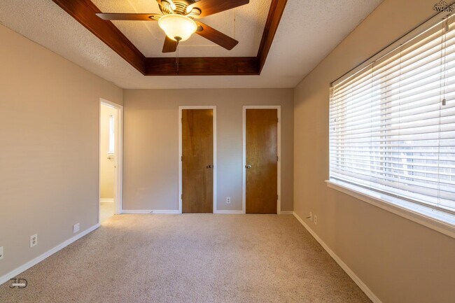 Building Photo - 505 W Coleman Ave