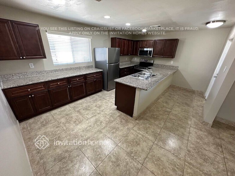 Building Photo - 2211 W Palo Verde Dr