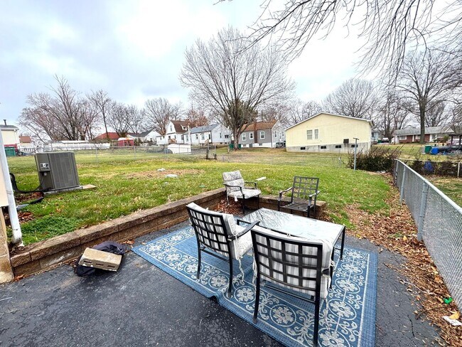 Building Photo - 2 Bed 1 Bath in WEBSTER GROVES w/ Fenced Yard