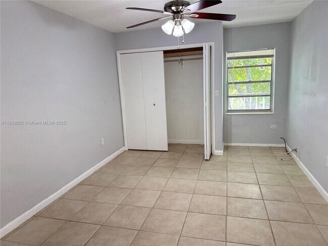 Building Photo - 9641 SW 77th Ave