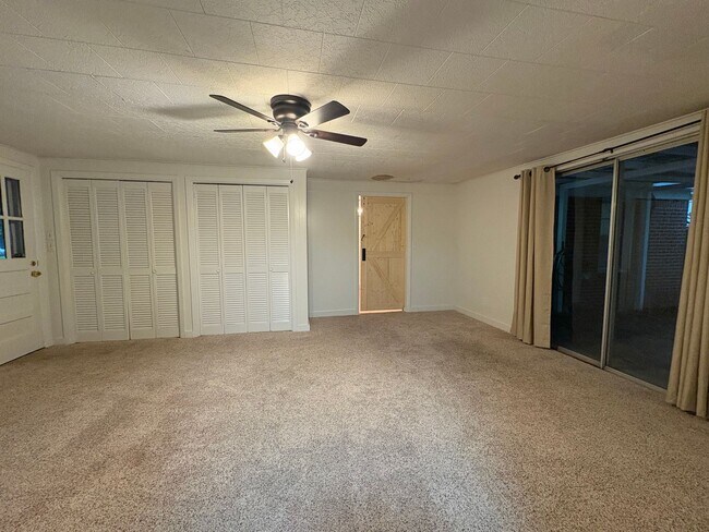 Building Photo - Beautiful 4 bedroom/1 bath with Central Air & Heat on Corner Lot