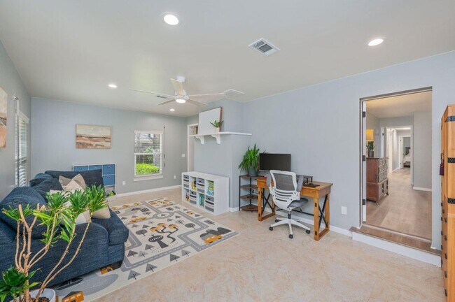 Building Photo - 512 Samana Way