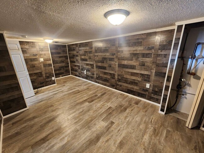 Building Photo - Charming 3-Bedroom Property in Prime Location