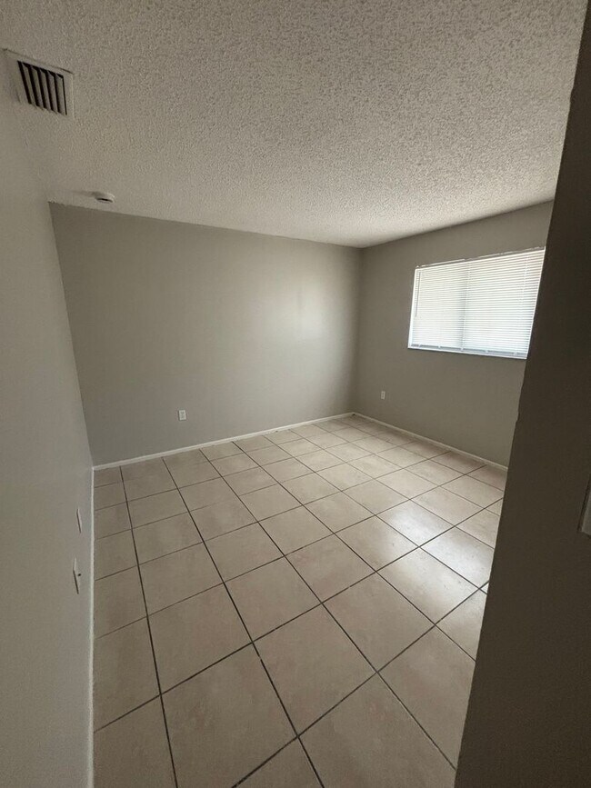 Building Photo - 929 33rd Ave W