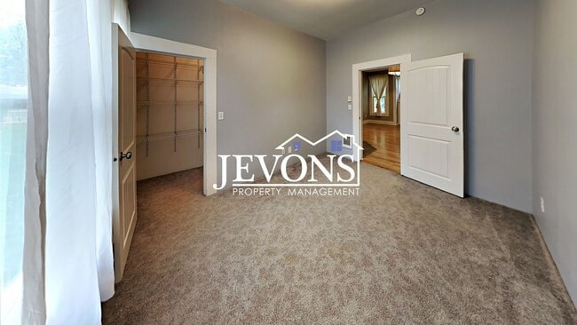Building Photo - Charming 3-bedroom home with fenced backya...