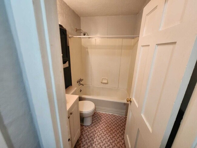 Building Photo - "Charming 2-Bedroom Home in Flordell Hills – Cozy Living with 996 Sq Ft of Comfort!"