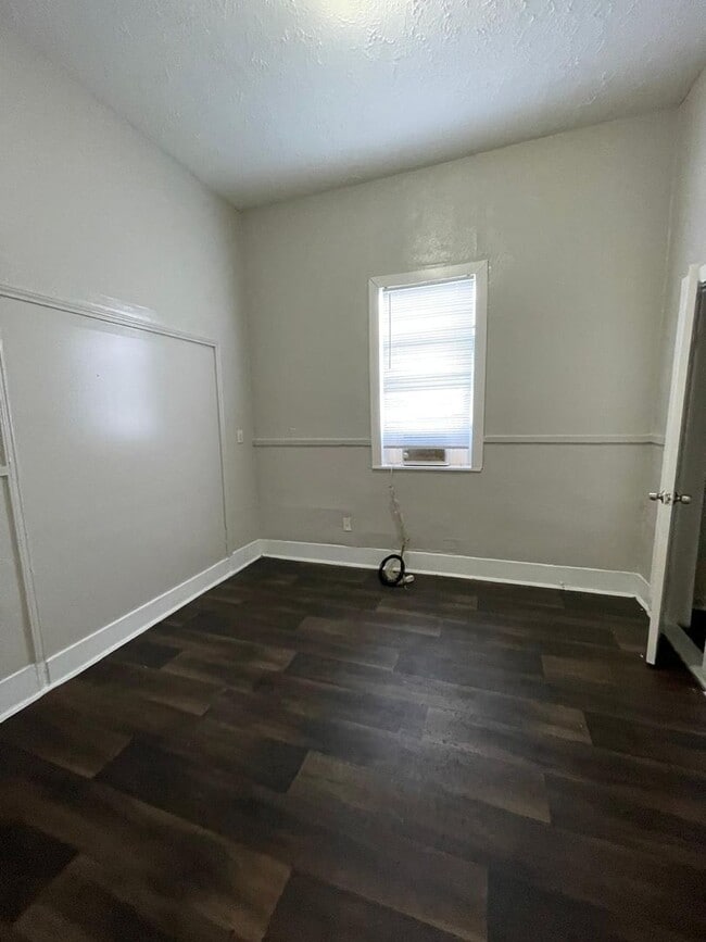 Building Photo - Great 4/2 property with recent updates!