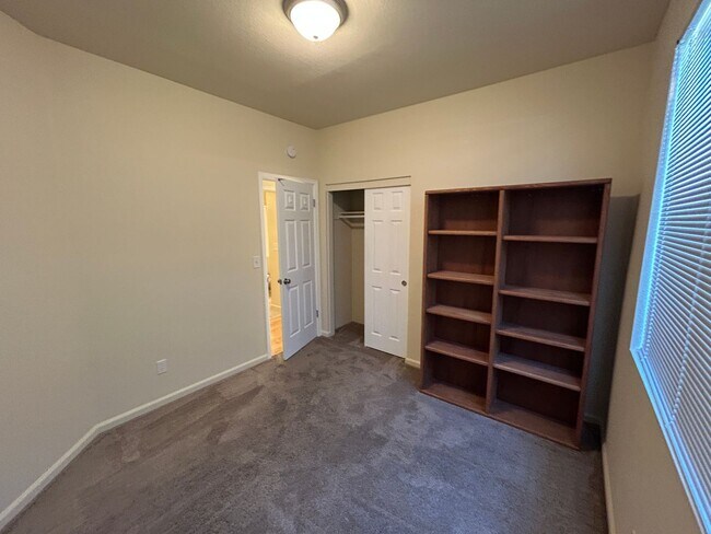 Building Photo - 7025 Sandy Souza Way