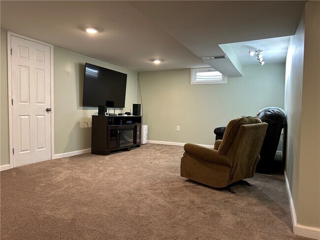 Building Photo - 406 Sharr Ave