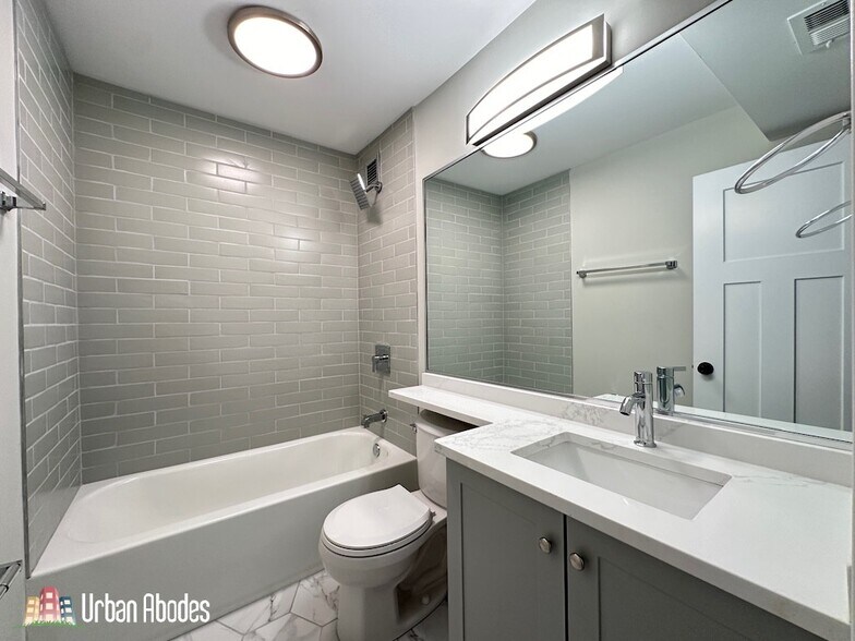 Building Photo - 1220 N La Salle Dr
