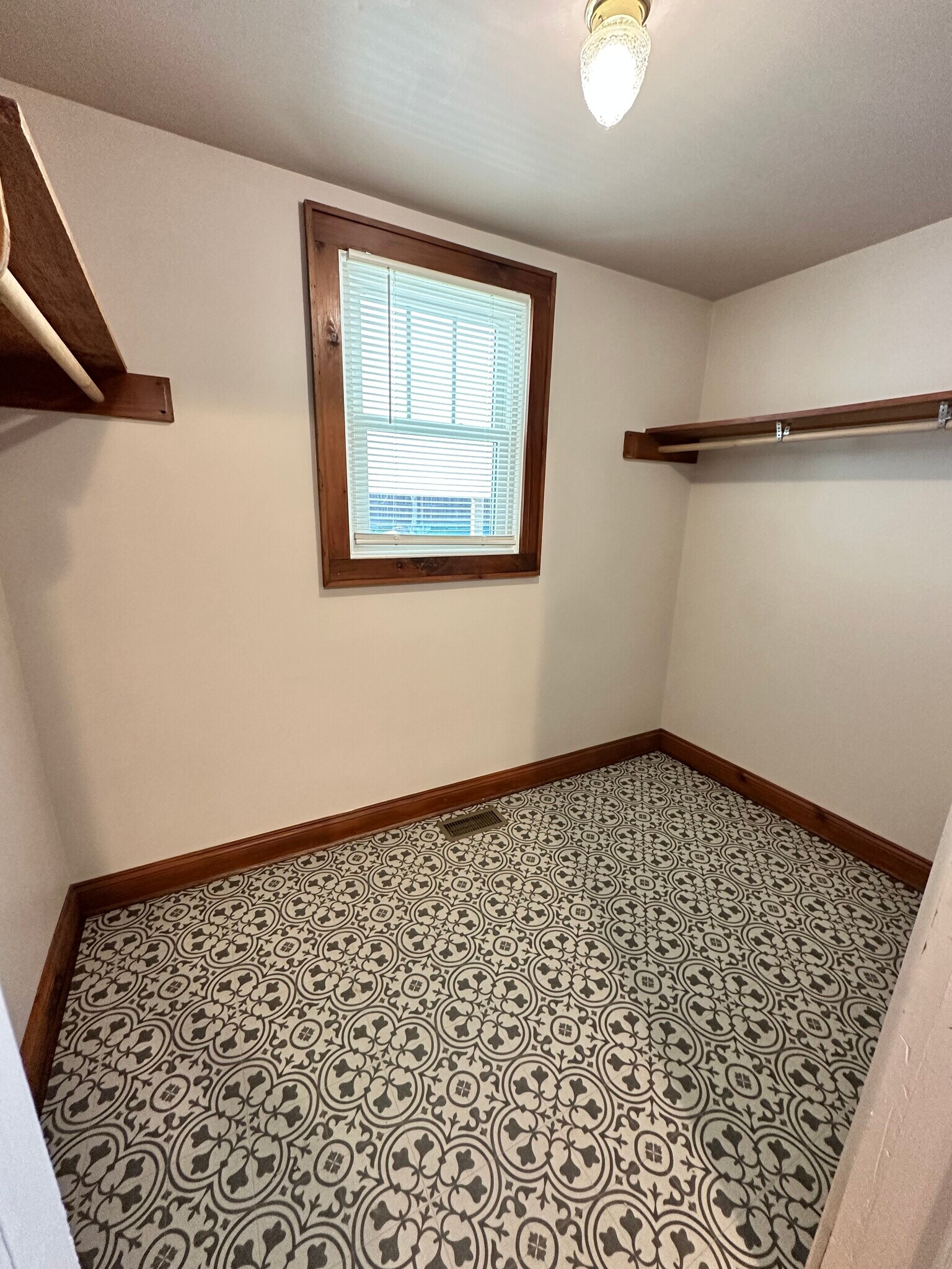 Building Photo - 923 E Hillcrest Dr