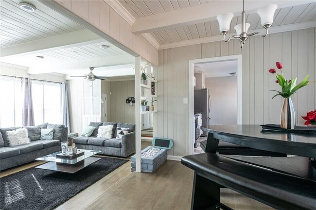 Building Photo - 2551 Headland Dr