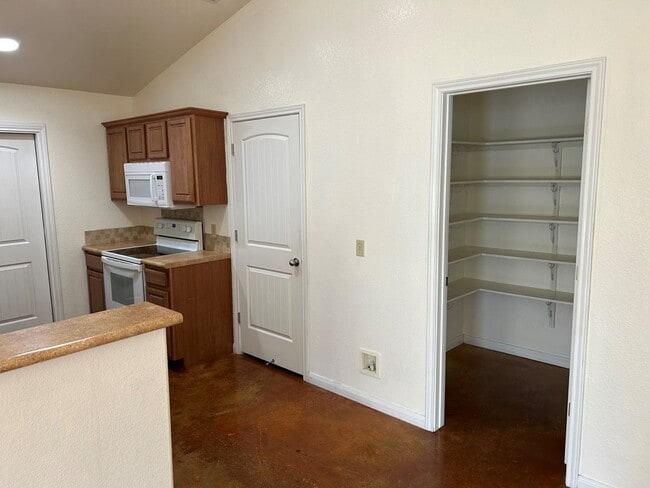 Building Photo - 486 Bridle Path