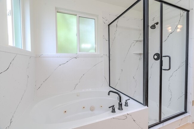 Building Photo - Beautiful Remodeled Home In Great Clinton Area