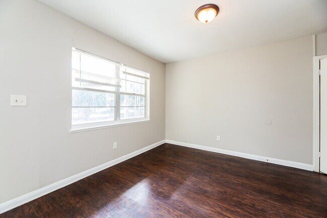 Building Photo - 961 Kenmore St