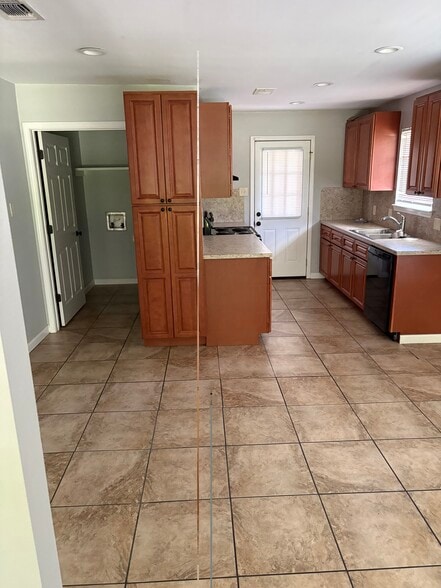 Building Photo - 10937 Carmel Dr