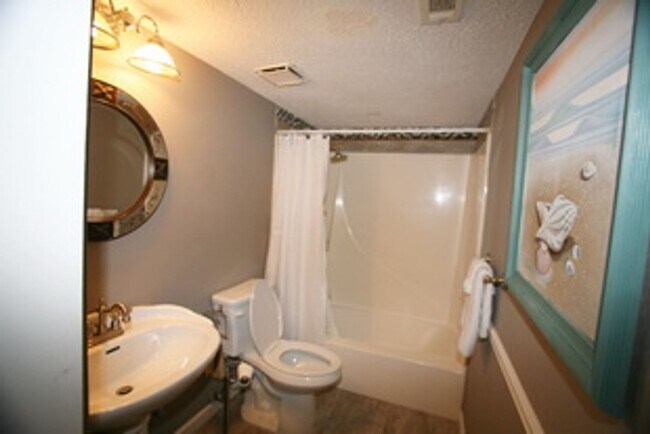 Building Photo - 6909 N Lagoon Dr