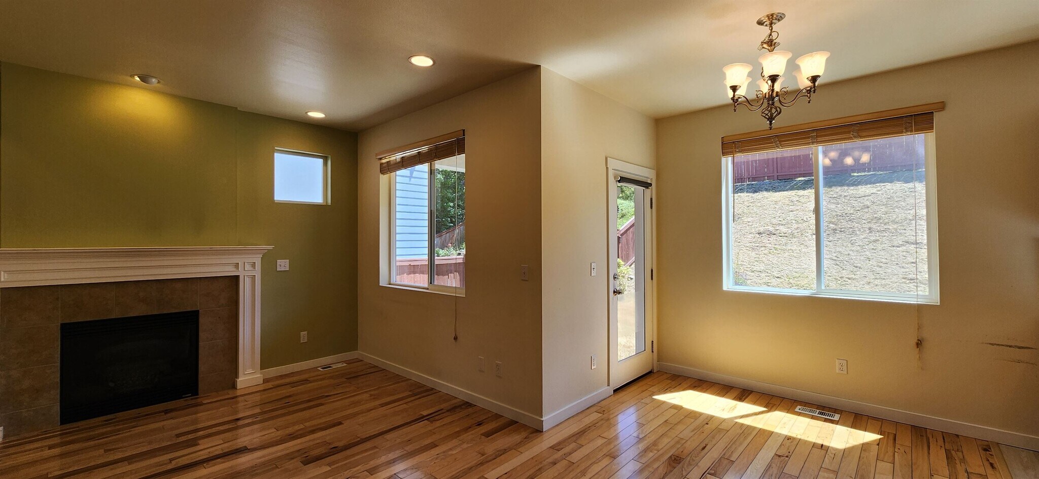 Building Photo - 2567 NE Kensington Ct