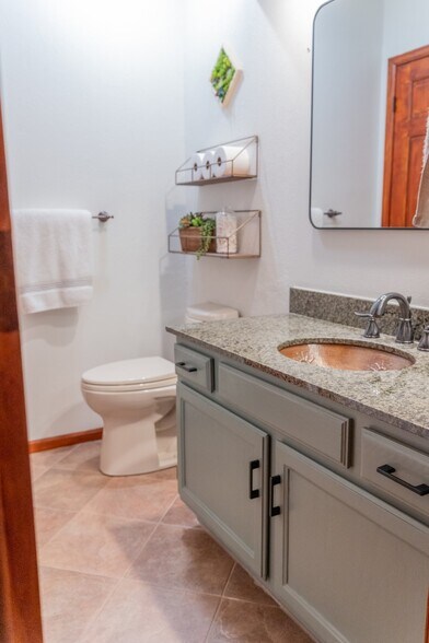 Building Photo - 226 Lois Cir