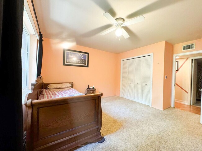 Building Photo - 124 NE 19th Ct