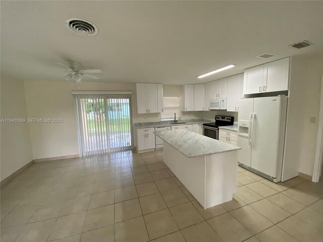 Building Photo - 851 SW 63rd Way