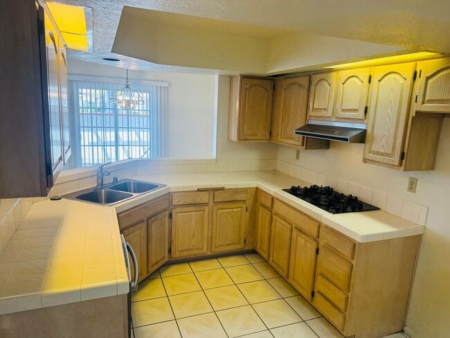 Building Photo - Palm Colony End Unit | Resort Living Included!