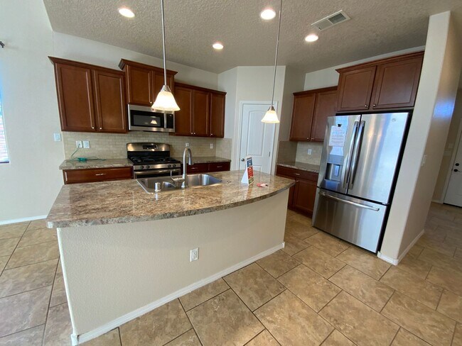 Building Photo - 4 Bedroom Home Available Near Golf Course ...
