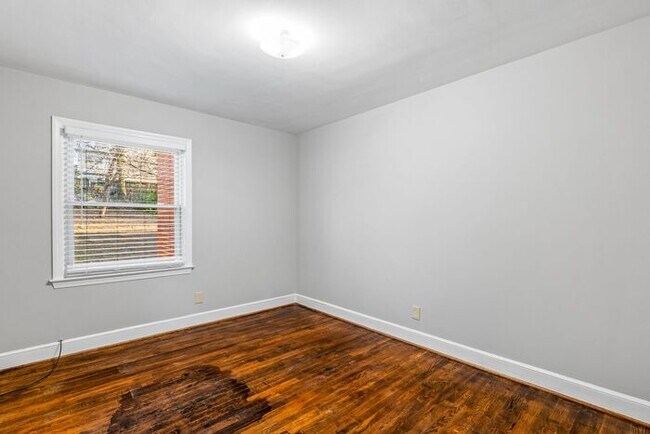 Building Photo - Adorable Brick Ranch Home in the Desirable Lindley Park Area! Updated, Hardwood Floors, Fenced!