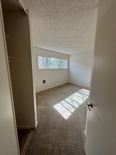 Building Photo - 8585 SW Canyon Ln