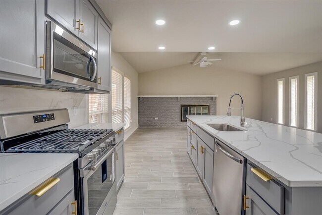 Building Photo - 3805 W Rochelle Rd