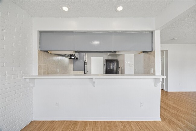 Building Photo - 2223 Par Ln