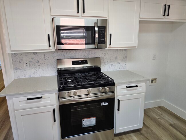 Building Photo - 1097 Springhill Dr