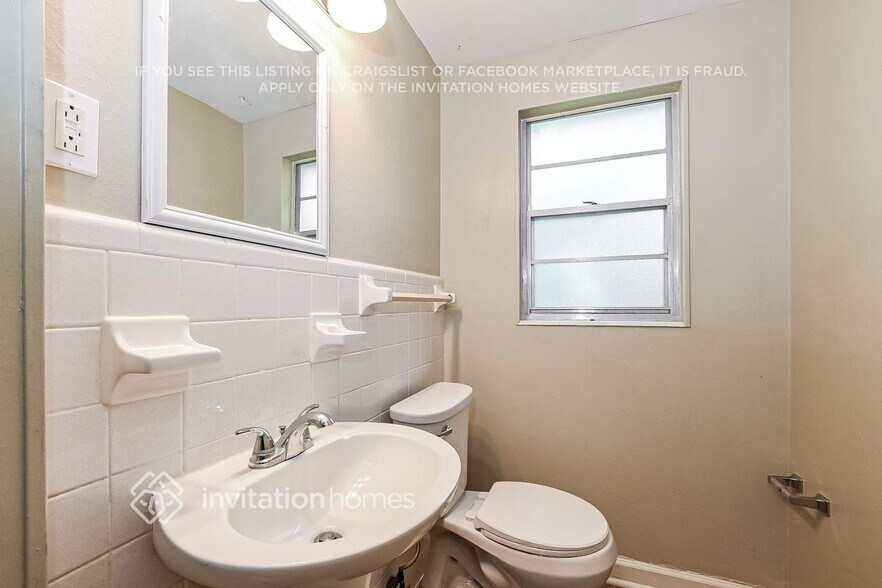 Building Photo - 2231 Camellia Dr