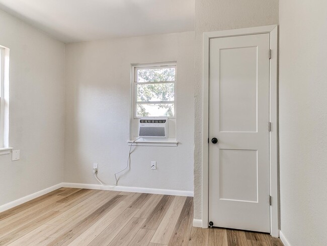 Building Photo - Newly Remodeled 2 Bed, 1 Bath Apt in Near The Paseo *MOVE IN SPECIAL!!