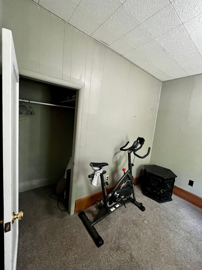 Building Photo - Amazing Downtown Location - 3 BR Home just...