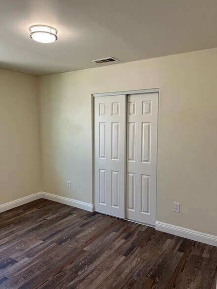 Building Photo - 213 E 84th Pl