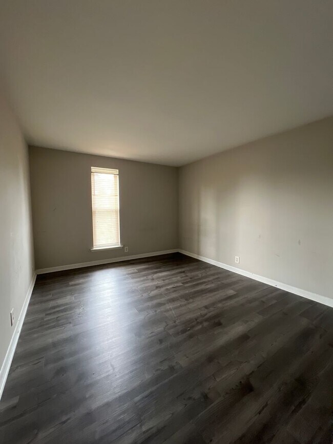 Building Photo - One Bedroom Condo, FIRST FLOOR, Assigned P...