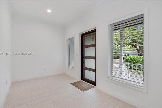 Building Photo - 1524 Zoreta Ave