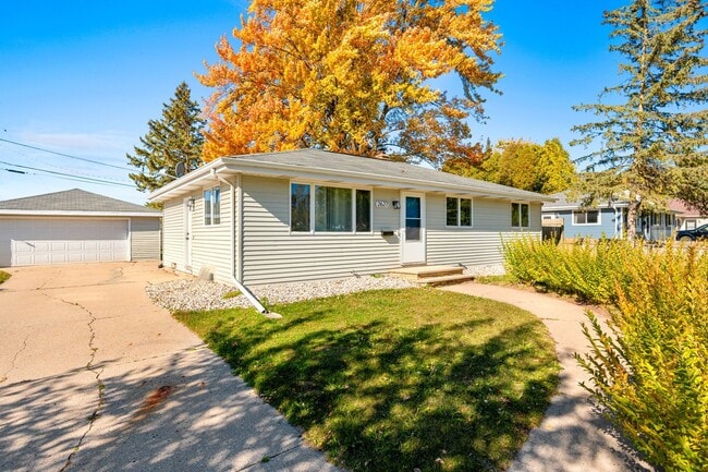 Building Photo - 3 BR 1.5 BA ranch house w/ large garage