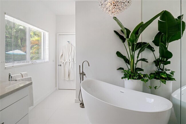 Building Photo - 200 Shore Dr S