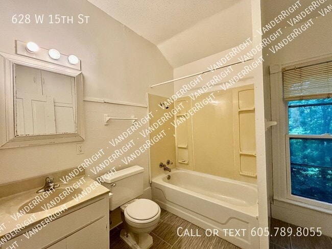 Building Photo - 628 W 15th St