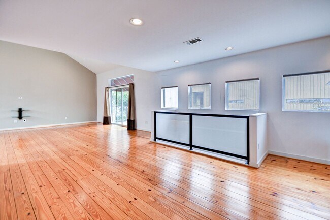 Building Photo - Open Floorplan 3-story Townhome in Midtown!