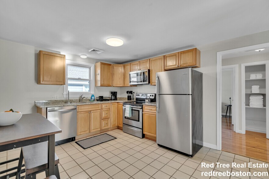 Building Photo - 74 Dunboy St